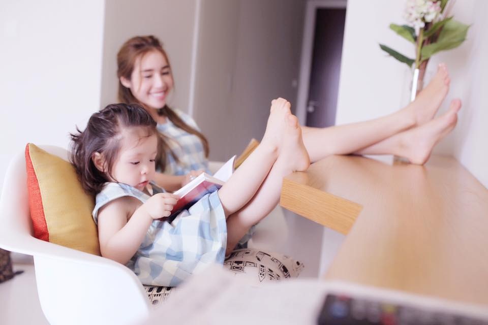 Thích mê vườn rau ban công của người đẹp nóng bỏng nhất nhì showbiz Việt - 13 Góc thảnh thơi hai mẹ con cùng đọc sách.