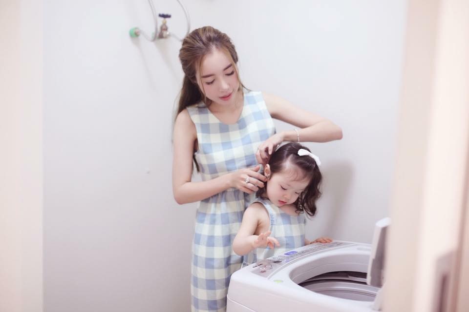 Thích mê vườn rau ban công của người đẹp nóng bỏng nhất nhì showbiz Việt - 1
Dù được biết đến là người đẹp bận rộn của làng giải trí nhưng về tới nhà, Elly Trần vẫn như bao bà mẹ “bỉm sữa” khác.