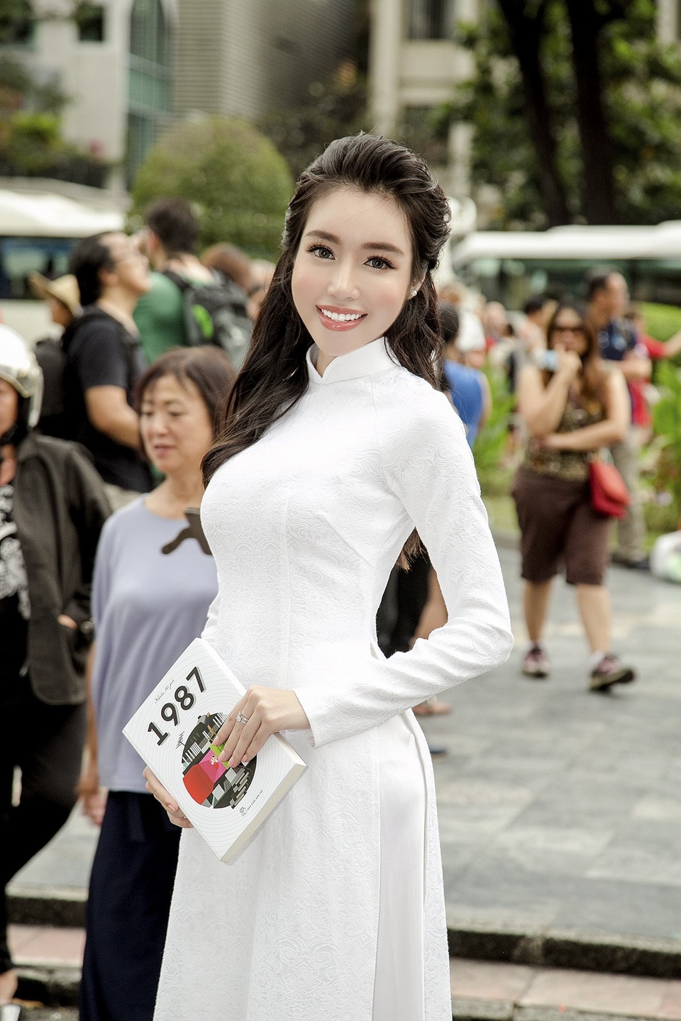 Sự xuất hiện của nữ diễn viên nhanh chóng thu hút đông đảo sự chú ý, quan tâm từ khán giả, đặc biệt là các du khách quốc tế thích thú ngắm nhìn hình ảnh người phụ nữ Việt Nam diện áo dài.