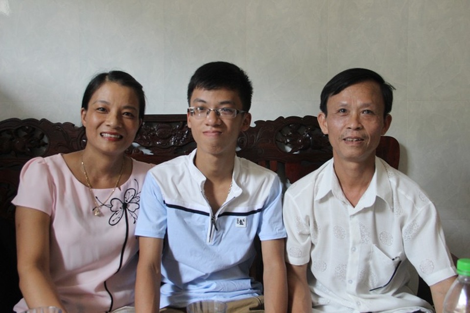 Đôi bạn cùng trường, chung ước mơ trở thành bác sĩ gặt hái điểm 10 - 1 Ba mẹ đều là giáo viên nên em Minh có được nền tảng giáo dục tốt