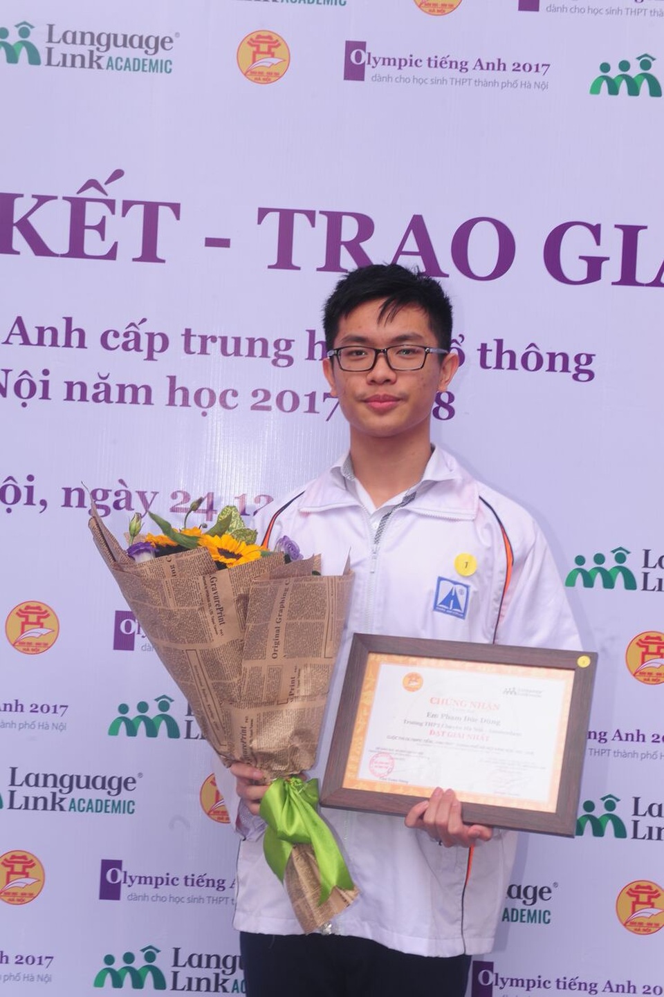 Trao giải thưởng cuộc thi Olympic Tiếng Anh THPT thành phố Hà Nội - 1 Em Phạm Đức Dũng, Quán quân Olympic tiếng Anh THPT năm học 2017 - 2018.