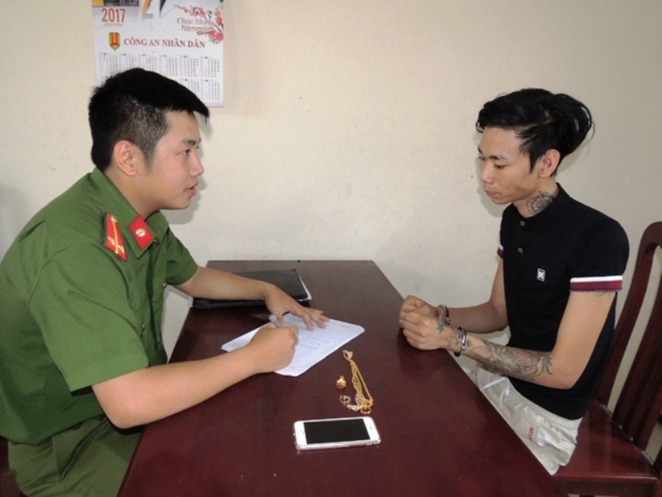 Em trai phá két sắt trộm vàng của anh - 1 Đối tượng Đỗ Minh Toán tại cơ quan Công an (ảnh: Công an Hà Nam)