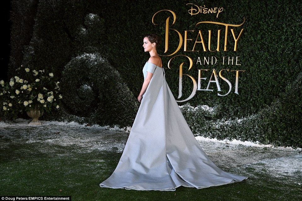 
Người đẹp 9X cũng thường xuyên có tên trong danh sách những ngôi sao mặc đẹp nhất thế giới.
