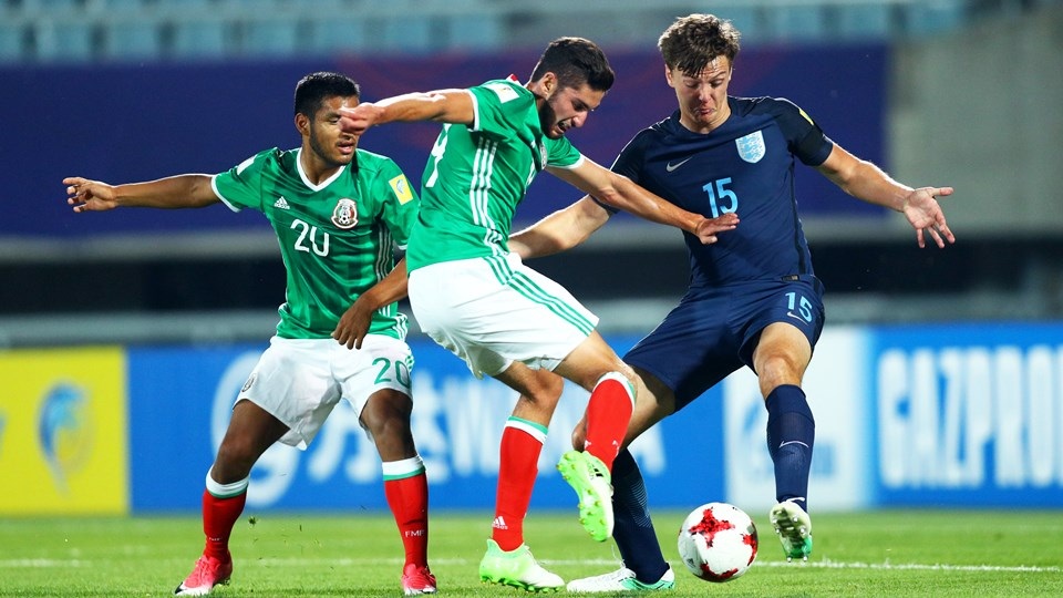U20 Anh nhọc nhằn vượt ải đối thủ mạnh U20 Mexico - 2
Người Anh chỉ còn 10 người trên sân ở phút 73
