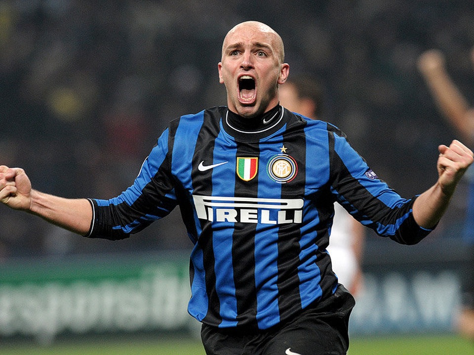 Từ hàng thải của Real Madrid, Esteban Cambiasso sang Inter năm 2004. Tại đây, anh trở thành một trong những tiền vệ phòng ngự hàng đầu thế giới và là nhân tố cực kỳ quan trọng trong thành công rực rỡ của CLB (với đỉnh cao là cúp ăn ba năm 2010). Cambiasso chia tay Inter năm 2014 và tiếp tục thành công ở Leicester City.