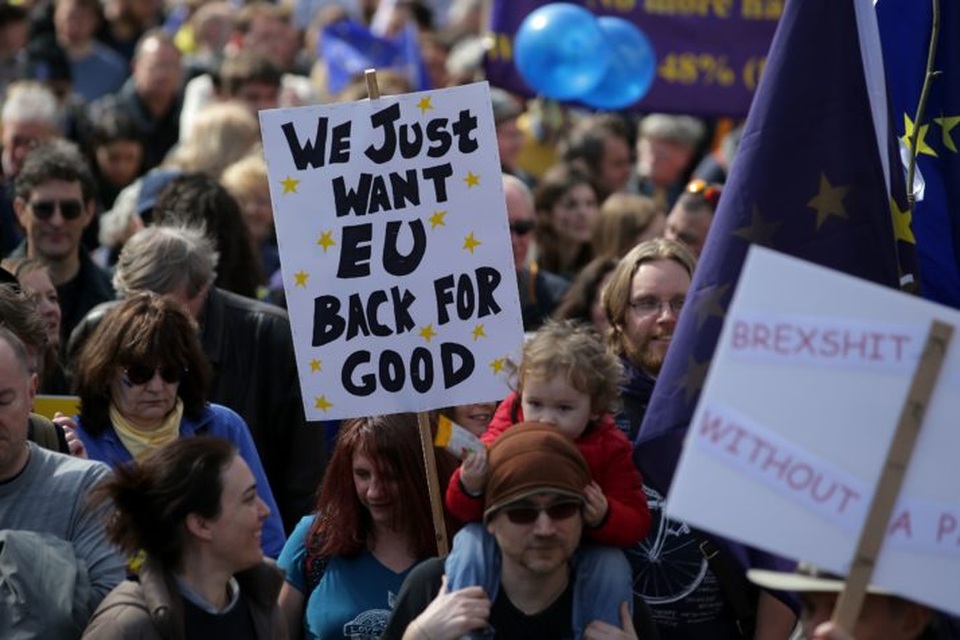 Hàng chục nghìn người biểu tình phản đối "cuộc ly hôn 65 tỷ USD" Brexit - 3
Người biểu tình hy vọng có thể thuyết phục Thủ tướng Anh Theresa May đối ý. (Ảnh: AFP)