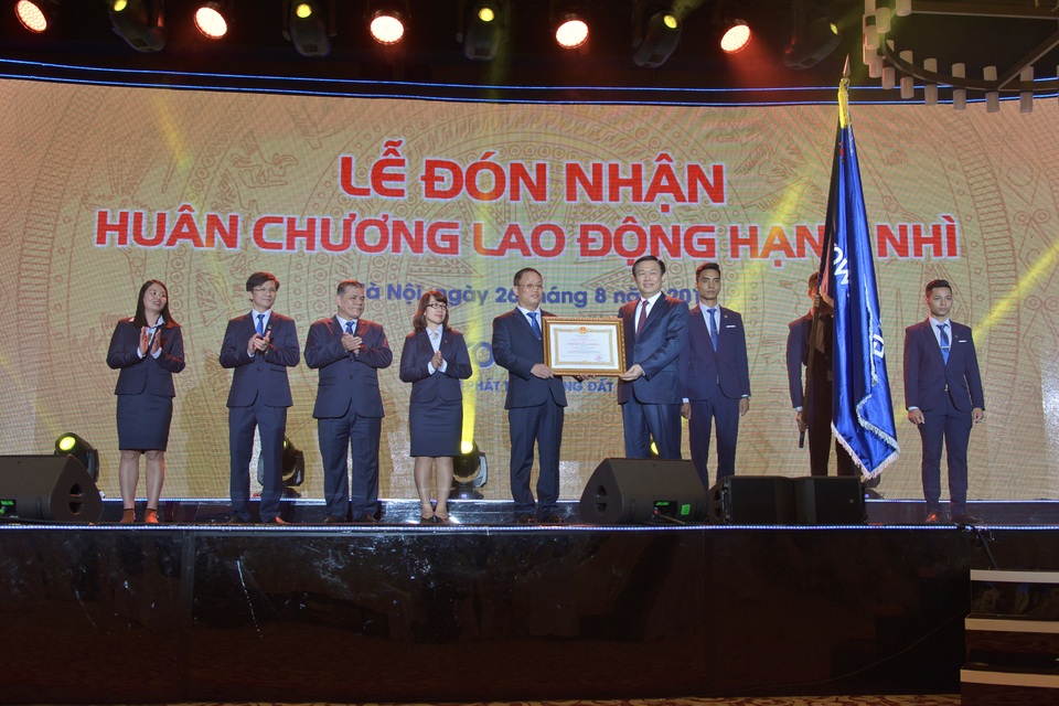 Eurowindow đón nhận Huân chương Lao động Hạng Nhì - 1
Phó Thủ tướng Chính phủ Vương Đình Huệ trao Huân chương Lao động hạng Nhì cho Công ty Eurowindow với những đóng góp làm thay đổi diện mạo đô thị, thay đổi chất lượng cuộc sống của người Việt Nam