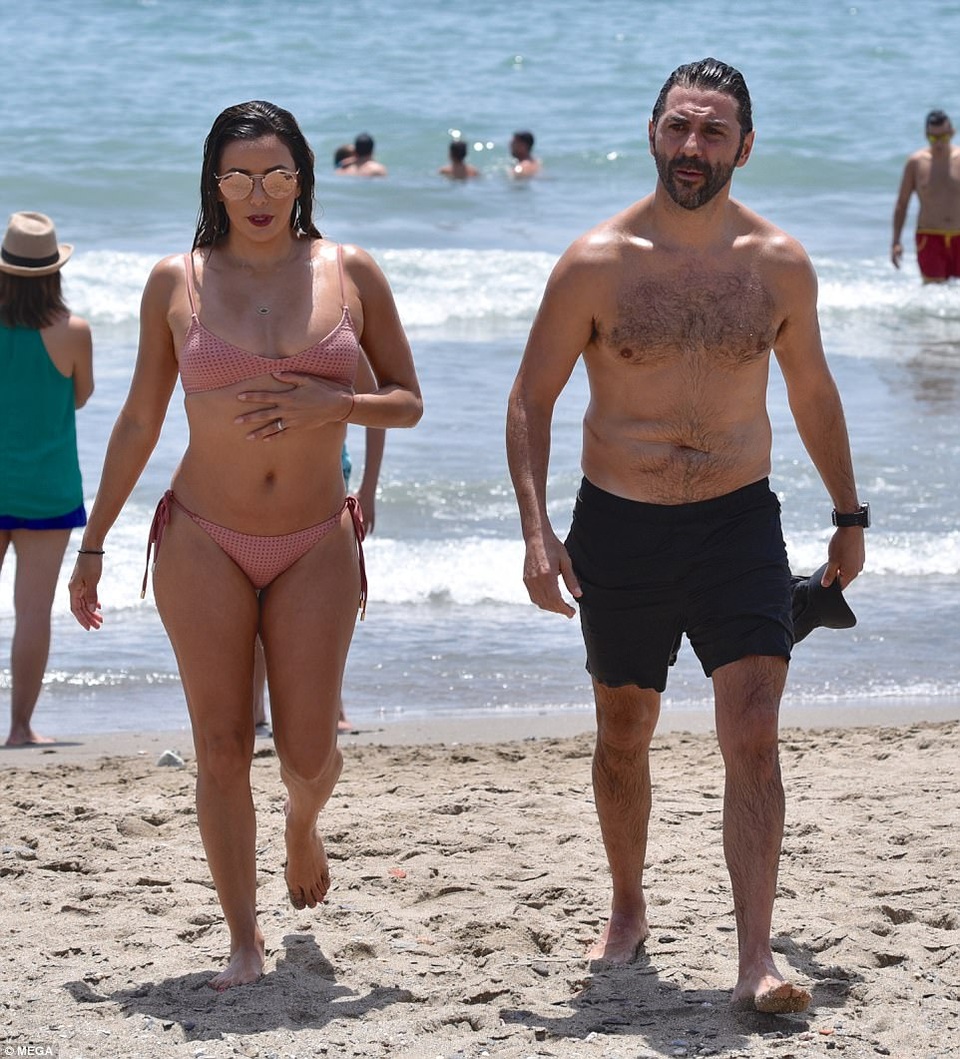 
Eva Longoria cùng chồng doanh nhân osé Bastón đang tận hưởng kỳ nghỉ tại Tây Ban Nha
