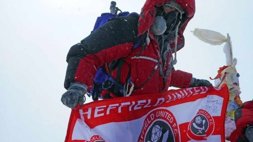 Mắc ung thư chỉ còn sống vài tháng vẫn chinh phục đỉnh Everest - 2 Anh cầm thêm lá cờ của đội bóng mình yêu thích - Sheffield United lên Nóc nhà thế giới