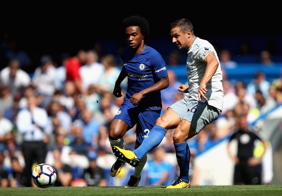 
Willian (trái, Chelsea) đuổi theo Jagielka (phải, Everton)
