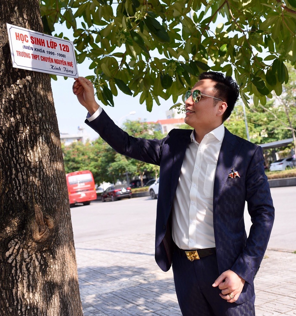Bác sĩ Nguyễn Đức Tuyên: “Không có thang máy cho thành công” - 7
Đức Tuyên đứng cạnh cây mà tập thể lớp anh (lớp 12D niên khóa 1995-1998) kính tặng trường THPT chuyên Nguyễn Huệ