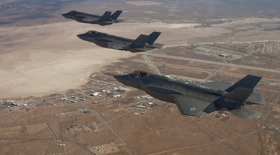Mỹ lần đầu đưa tiêm kích F-35 tới châu Âu để “nắn gân” Nga - 1 Các tiêm kích tàng hình F-35 của Mỹ (Ảnh: Reuters)
