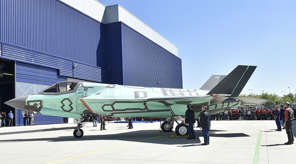 “Chim sắt” đắt đỏ F-35B lắp ráp tại Italia lần đầu ra mắt - 1
Chiếc F-35B được lắp ráp tại Cameri, Italia (Ảnh: Aeronautica Militare/Lockheed Martin)