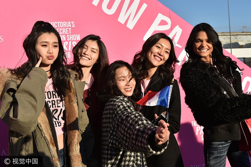 
Xi Mengyao, He Sui, Ju Xiaowen, Liu Wen và Daniela Braga từng tham gia Victorias Secret Fashion Show 2016 tại Paris và sẽ tiếp tục tham gia show diễn năm nay
