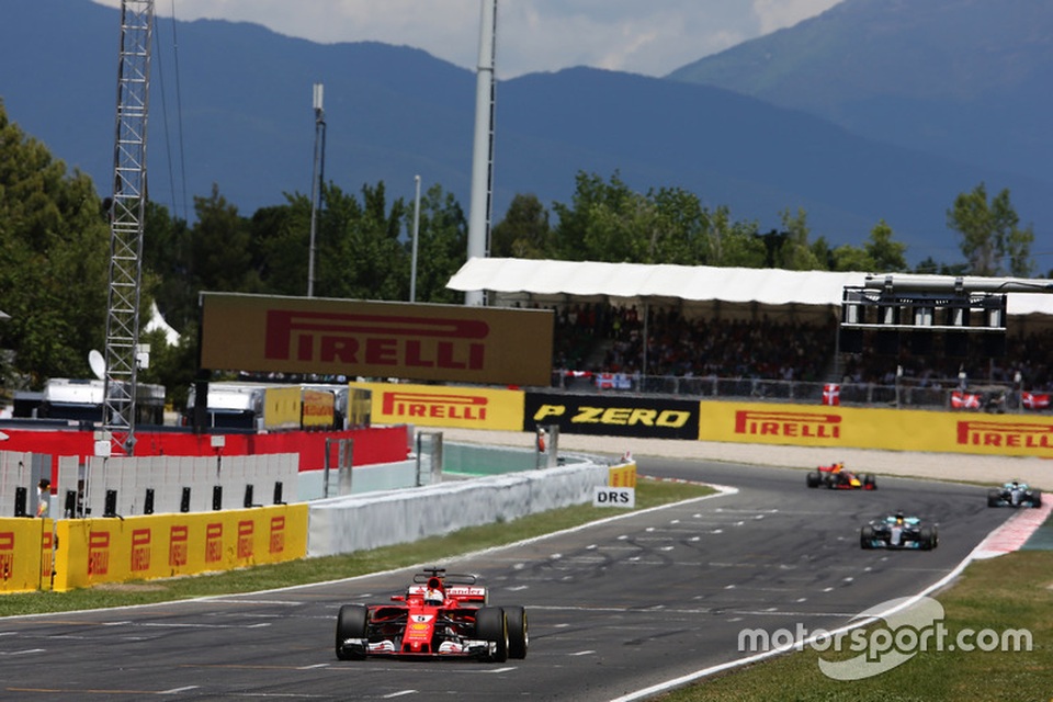 Vượt qua Vettel, Hamilton đăng quang tại Catalunya - 3 Vượt qua Vettel, Hamilton đăng quang tại Catalunya - 3