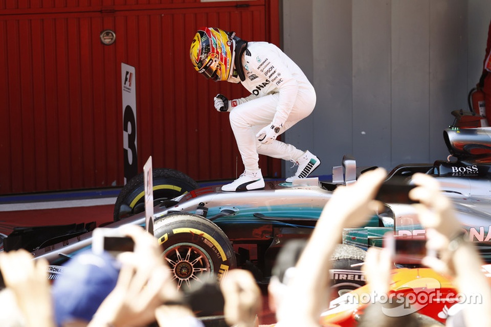 Vượt qua Vettel, Hamilton đăng quang tại Catalunya - 7 Vượt qua Vettel, Hamilton đăng quang tại Catalunya - 7