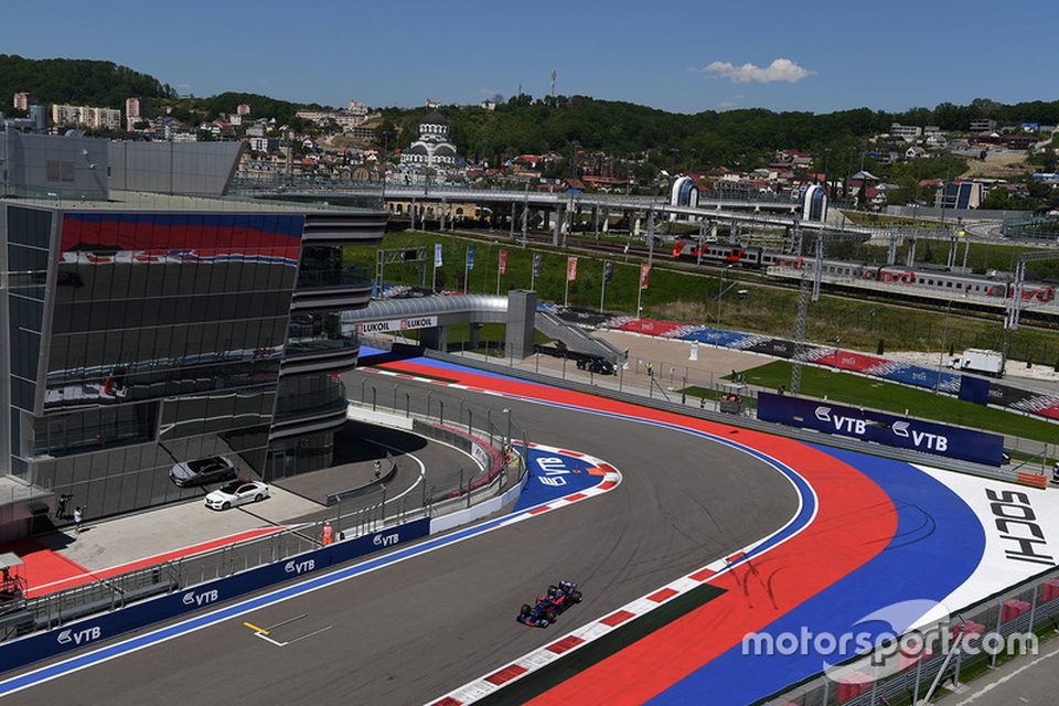Vettel xuất sắc có pole tại Sochi - 1 Vettel xuất sắc có pole tại Sochi - 1