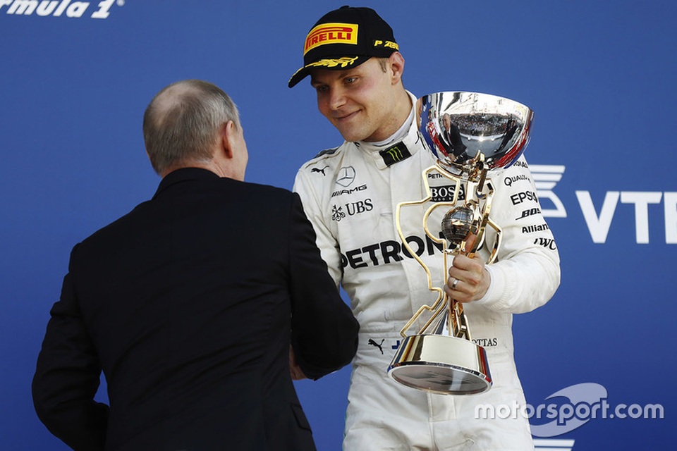 Chặng 4: Valtteri Bottas lần đầu đăng quang tại F1 - 4
Tổng thống Nga Vladimir Putin bắt tay chúc mừng Bottas