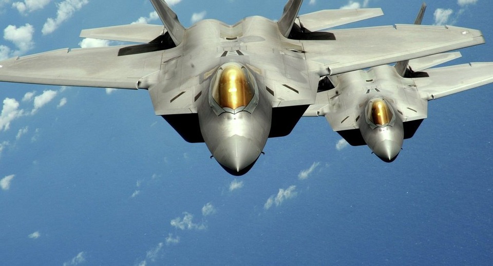 Mỹ liên tiếp chặn máy bay Nga áp sát không phận - 1 Hai máy bay chiến đấu F-22 Raptor của Không quân Mỹ (Ảnh: Sputnik)
