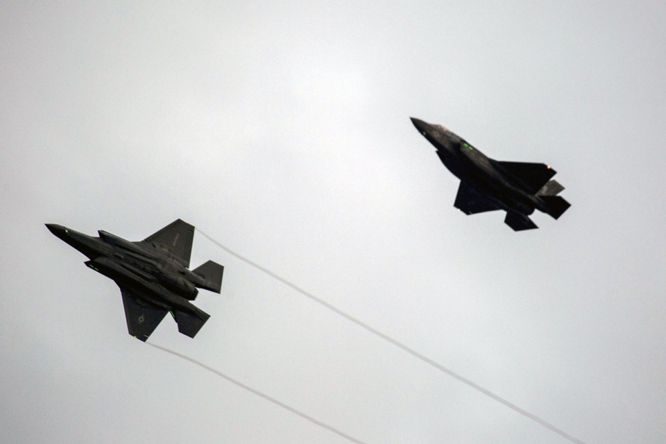 Phi đội F-35 đầu tiên của Mỹ hạ cánh xuống Nhật Bản - 1 Theo NHK, 2 máy bay chiến đấu F-35 xuất phát từ Mỹ đã hạ cánh xuống căn cứ Thủy quân lục chiến Iwakuni ở tỉnh Yamaguchi phía tây Nhật Bản vào khoảng 17h30 ngày 18/1 (theo giờ địa phương). Đây là những tiêm kích F-35 đầu tiên được quân đội Mỹ triển khai ở nước ngoài.