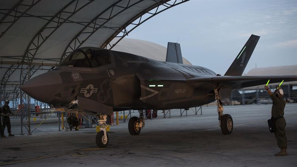 Phi đội F-35 đầu tiên của Mỹ hạ cánh xuống Nhật Bản - 6 Dự án F-35, được khởi động năm 2000, là chương trình vũ khí đắt đỏ nhất trong lịch sử Mỹ. Dự án này đã tiêu tốn của 1,5 nghìn tỷ USD để nghiên cứu và phát triển. Chiến đấu cơ F-35 có 3 phiên bản: F-35A dành cho Không quân; F-35B dành cho Thủy quân lục chiến và F-35C dành cho hải quân. Mỗi chiếc F-35B có giá 134 triệu USD. Phiên bản A và C có giá lần lượt là 108 triệu USD và 129 triệu USD.