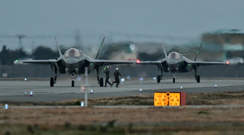 Phi đội F-35 đầu tiên của Mỹ hạ cánh xuống Nhật Bản - 4 Việc chế tạo F-35 vốn gây nhiều tranh cãi trong giới quân sự Mỹ. Các báo cáo của Lầu Năm Góc cho thấy tiêm kích này bị phát hiện có nhiều lỗi, có thể gây ảnh hưởng xấu đến quá trình vận hành. Tổng thống đắc cử Mỹ Donald Trump hồi tháng trước đã than phiền trên mạng xã hội Twitter về chi phí đắt đỏ của tiêm kích này.