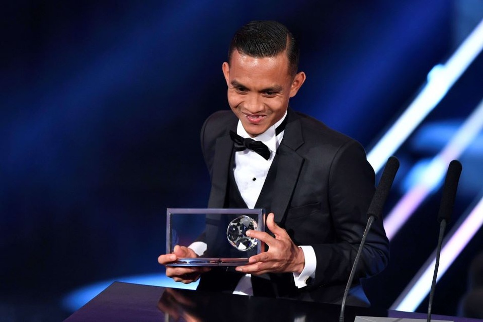 Cả làng của cầu thủ ghi bàn đẹp nhất năm 2016 tổ chức ăn mừng xuyên đêm - 1 Faiz Subri rạng rỡ khi nhận giải thưởng Puskas