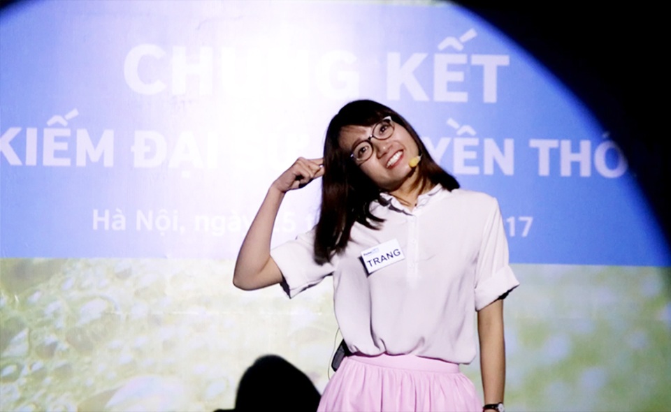 Thí sinh đại sứ truyền thông “giải mã tình yêu bằng khoa học” - 1
Đặng Minh Trang trình bày phần thuyết trình của mình theo phong cách nhí nhảnh, tự tin