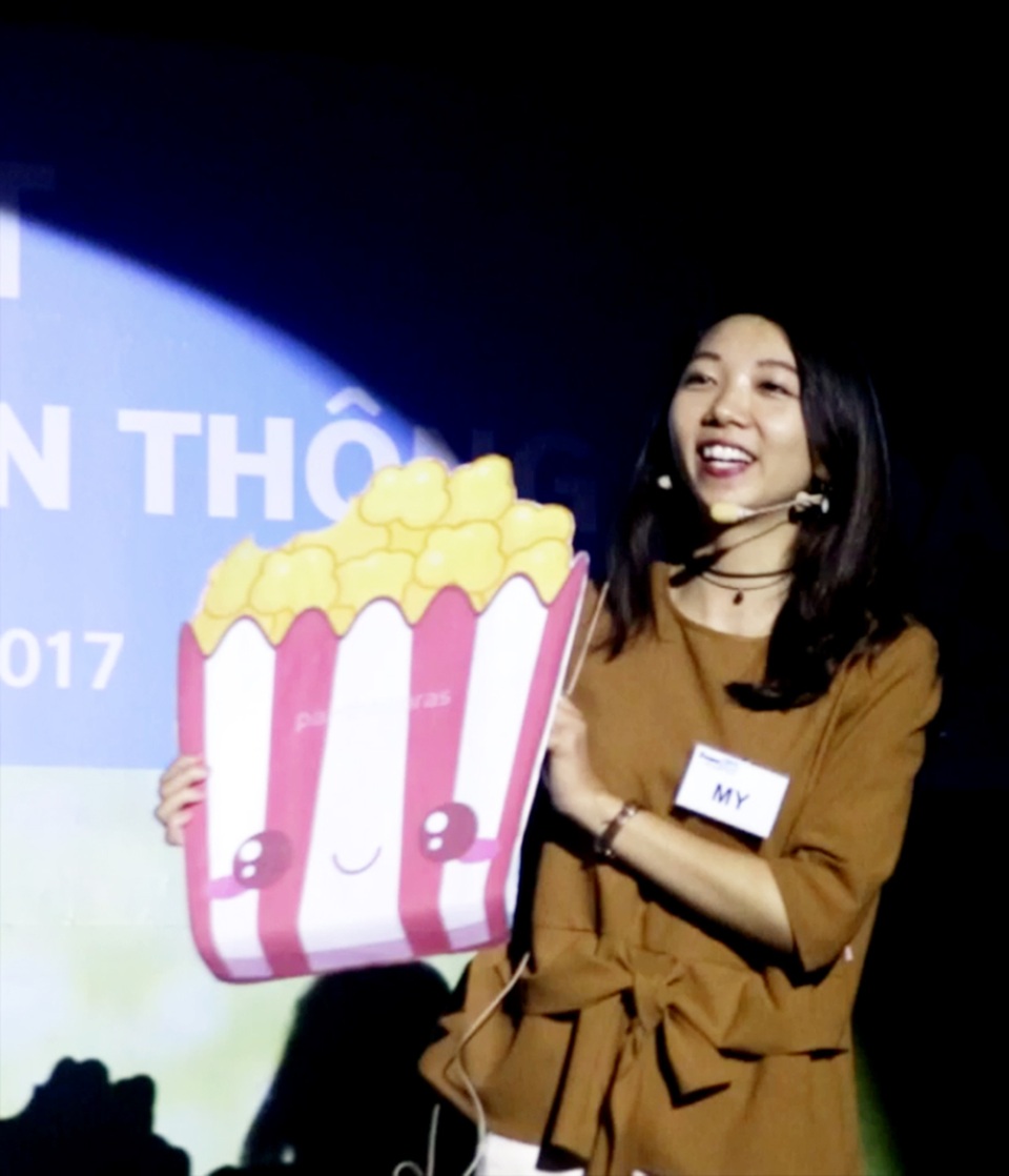 Thí sinh đại sứ truyền thông “giải mã tình yêu bằng khoa học” - 2
Phạm Hà My thuyết trình về “vi khuẩn bỏng ngô” và loại vắc-xin dùng cho muỗi với mục đích phòng chống bệnh sốt xuất huyết.