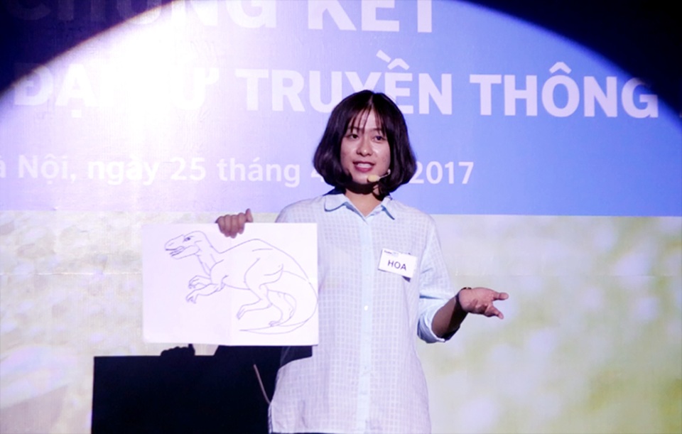 Thí sinh đại sứ truyền thông “giải mã tình yêu bằng khoa học” - 4
Nguyễn Thị Hải Hoa – ĐH Khoa học Tự nhiên – ĐH Quốc gia Hà Nội giành giải Nhì của chương trình với phần thuyết trình về phương pháp điều trị ung thư mới.