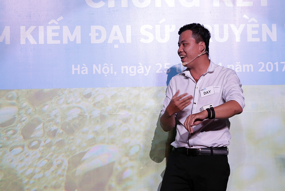 Thí sinh đại sứ truyền thông “giải mã tình yêu bằng khoa học” - 5
Đại diện đến từ Đà Nẵng Lê Văn Đây nhận được sự đồng cảm của nhiều khán giả khi trình bày về chính sáng tạo của mình: Máy định vị người cao tuổi. Nam sinh của ĐH Bách khoa Đà Nẵng được khuyên nên mở rộng đối tượng của chiếc máy thành định vị trẻ em, định vị thú cưng… và đưa sản phẩm này vào start up.