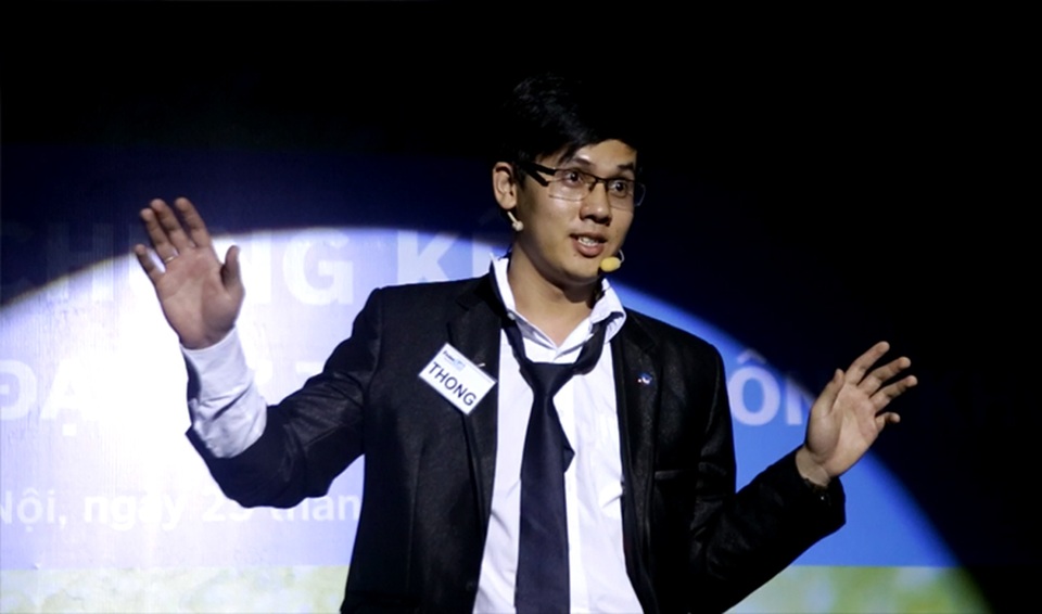 Thí sinh đại sứ truyền thông “giải mã tình yêu bằng khoa học” - 6
Trịnh Bá Thông – ĐH Sư phạm – ĐH Thái Nguyên cũng lựa chọn một đề tài về phương pháp điều trị ung thư. Với sự ngang tài ngang sức của mình, BGK đã quyết định trao cho Trịnh Bá Thông và Lê Văn Đây đồng giải Ba chung cuộc.