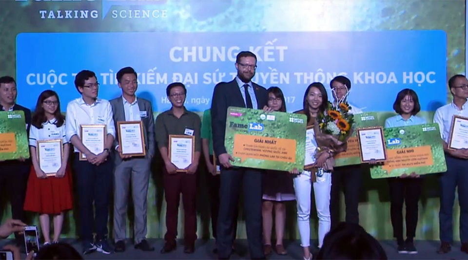 Thí sinh đại sứ truyền thông “giải mã tình yêu bằng khoa học” - 3
Khoảnh khắc chiến thắng của Phạm Hà My khi trở thành nữ đại sứ truyền thông khoa học 2017 của Việt Nam.