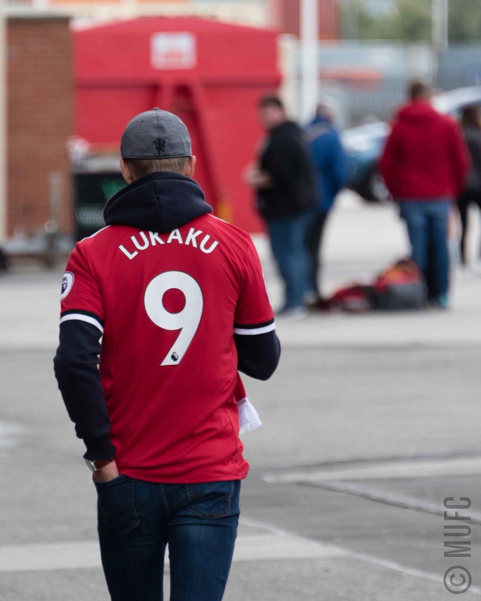 MU 4-0 Everton: 10 phút cuối tưng bừng - 12
Cổ động viên MU mặc chiếc áo số 9 mang tên Lukaku tới sân theo dõi MU thi đấu với Everton