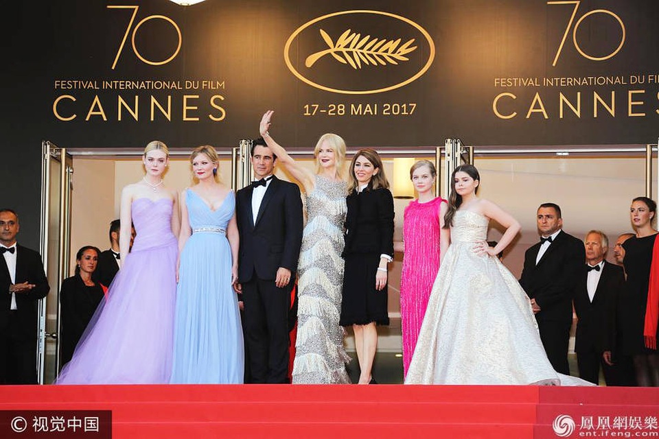 Vai trần trễ nải, Phạm Băng Băng đọ sắc cùng dàn siêu mẫu - 28
Nữ diễn viên Nicole Kidman (vẫy tay) bên các đồng nghiệp chào khán giả và báo giới.