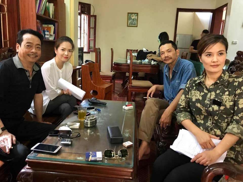 Thực hư chuyện Đan Lê bị chồng mắng xơi xơi khi quay “Người phán xử” - 3 Cảnh nghệ sĩ đóng phim Người phán xử chờ quay cảnh mới trong hậu trường.
