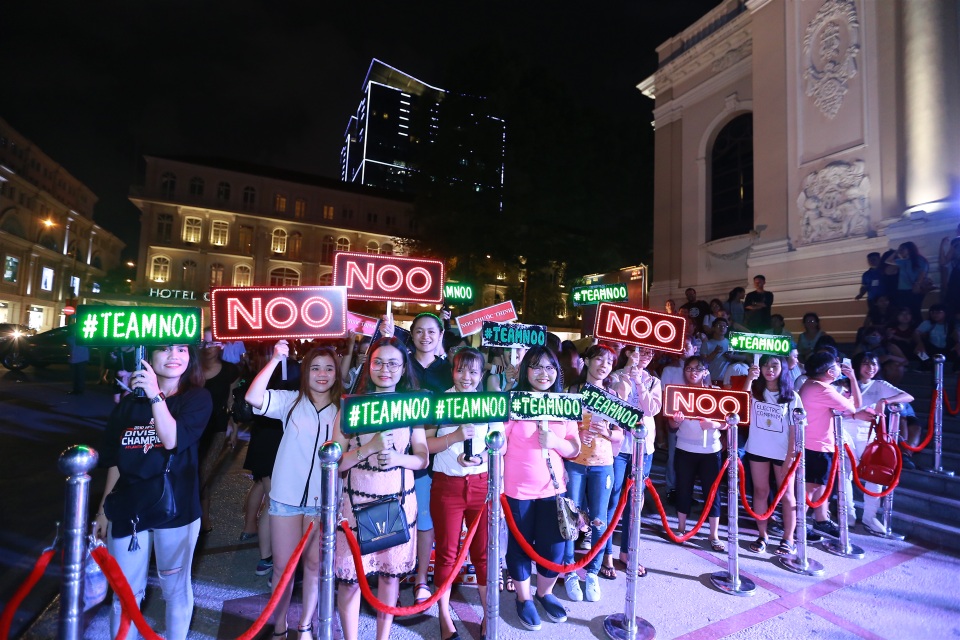 
Không khí thảm đỏ nóng hơn bao giờ hết vì sự đổ bộ của lực lượng fan Noo Phước Thịnh đầy hùng hậu.
