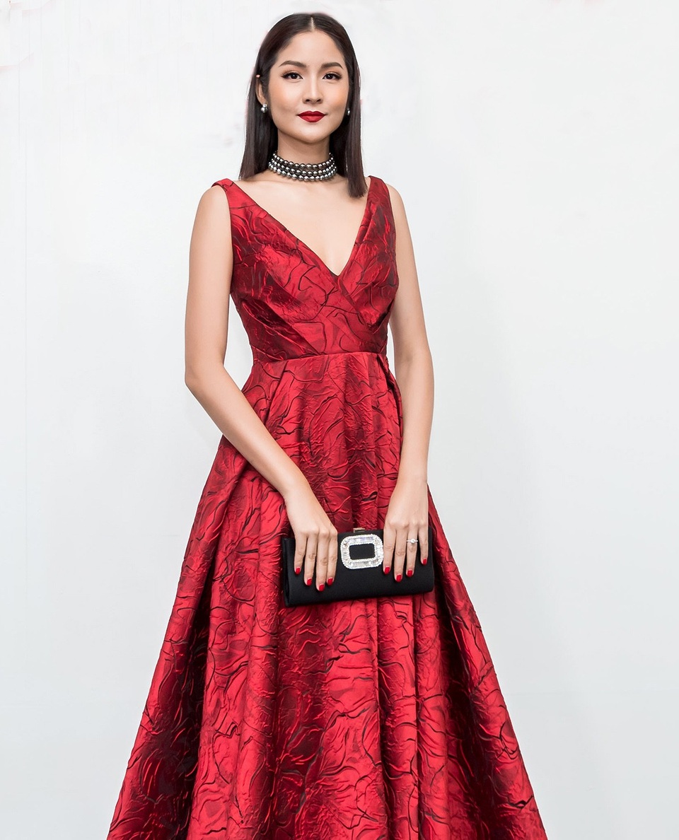 Hoa hậu Hoàn vũ Thái Lan 2007 - Farung Yuthithum dành thời gian sang Việt Nam để chúc mừng show diễn 10 năm làm nghề của NTK Đỗ Mạnh Cường. Mỹ nhân xứ sở chùa vàng diện đầm xòe dài, với phần ngực được xẻ chừng mực, thanh lịch.