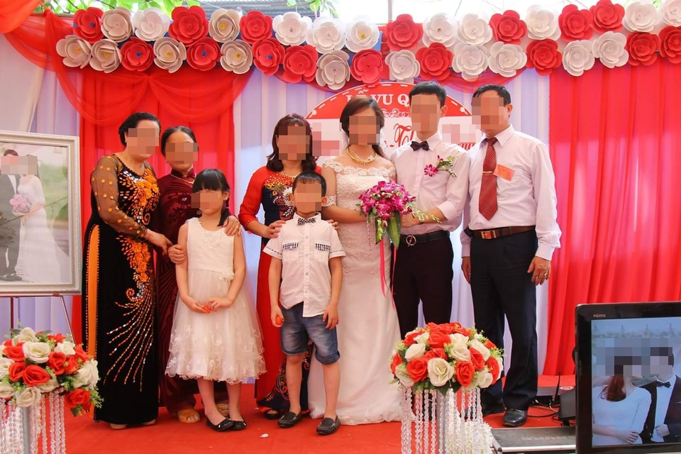 Góc khuất đằng sau dịch vụ cho thuê chú rể giá trăm triệu - 2 Trước khi tổ chức đám cưới, các nhân vật đóng thế như: chú rể, họ hàng bên nội đều phải học thuộc kịch bản để tránh xảy ra sai sót. Ảnh: N.X.T