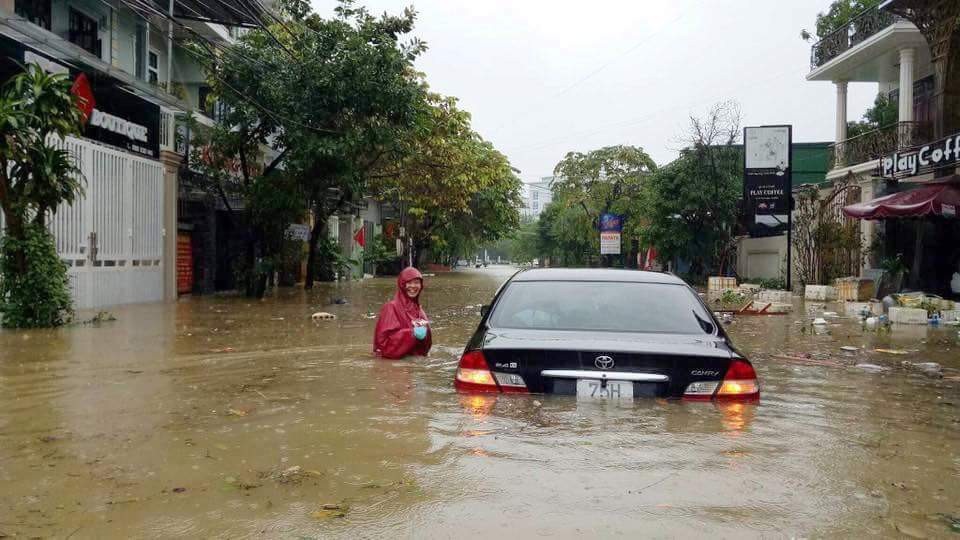 Thừa Thiên Huế họp khẩn lên phương án chống bão số 13 - 4
Đợt lũ qua đã làm tỉnh Thừa Thiên Huế bị ngập nặng gần như trên toàn địa bàn.