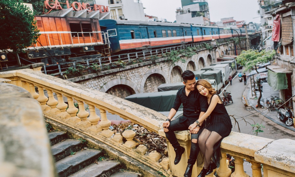 Cặp đôi chụp ảnh cưới "nắm tay nhau chạy khắp con phố 3 miền" - 1
Đặng Hồng Quân (sinh năm 1985) quen Phạm Thu Quý (sinh năm 1993) khi cô vừa tốt nghiệp trường Đại học Văn hóa Hà Nội. Sau đó, Thu Quý đã bén duyên với lĩnh vực ảnh cưới. Cùng làm việc trong lĩnh vực nhiếp ảnh, cùng yêu thích dịch chuyển và có chung quan điểm về tình yêu, Quân và Quý đã tìm được ở nhau những mảnh ghép mình còn thiếu.