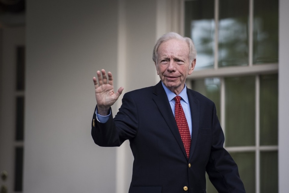 Sau “bom tấn” James Comey, ông Trump hé lộ người có thể làm Giám đốc FBI - 1
Cựu Thượng nghị sĩ Joe Lieberman. (Ảnh: Washington Post)