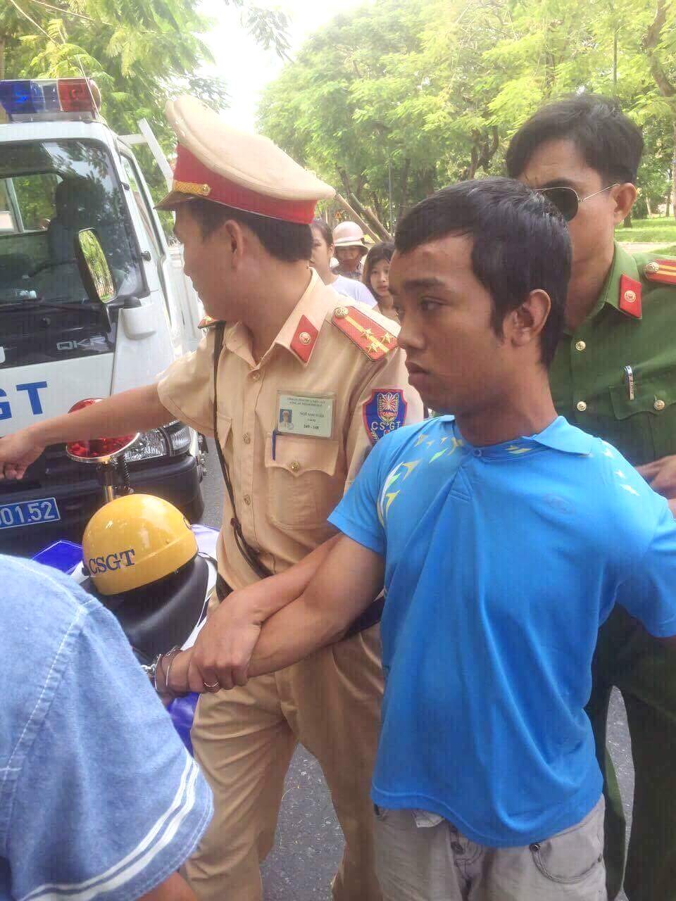 Tàn nhẫn cướp tiền của người bán vé số tàn tật - 1 Đội Cảnh sát giao thông Công an thành phố Huế bắt giữ tên Linh