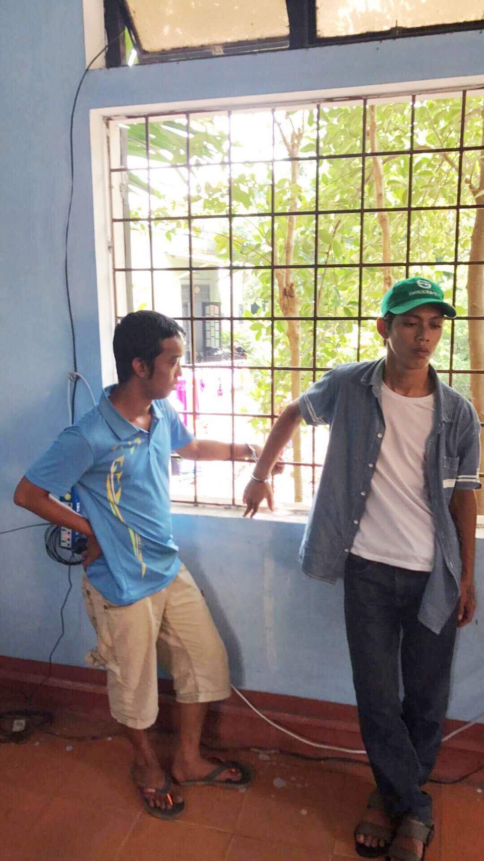 Tàn nhẫn cướp tiền của người bán vé số tàn tật - 2 Linh cùng Long tại cơ quan công an (ảnh: facebook Trần Minh Tây)