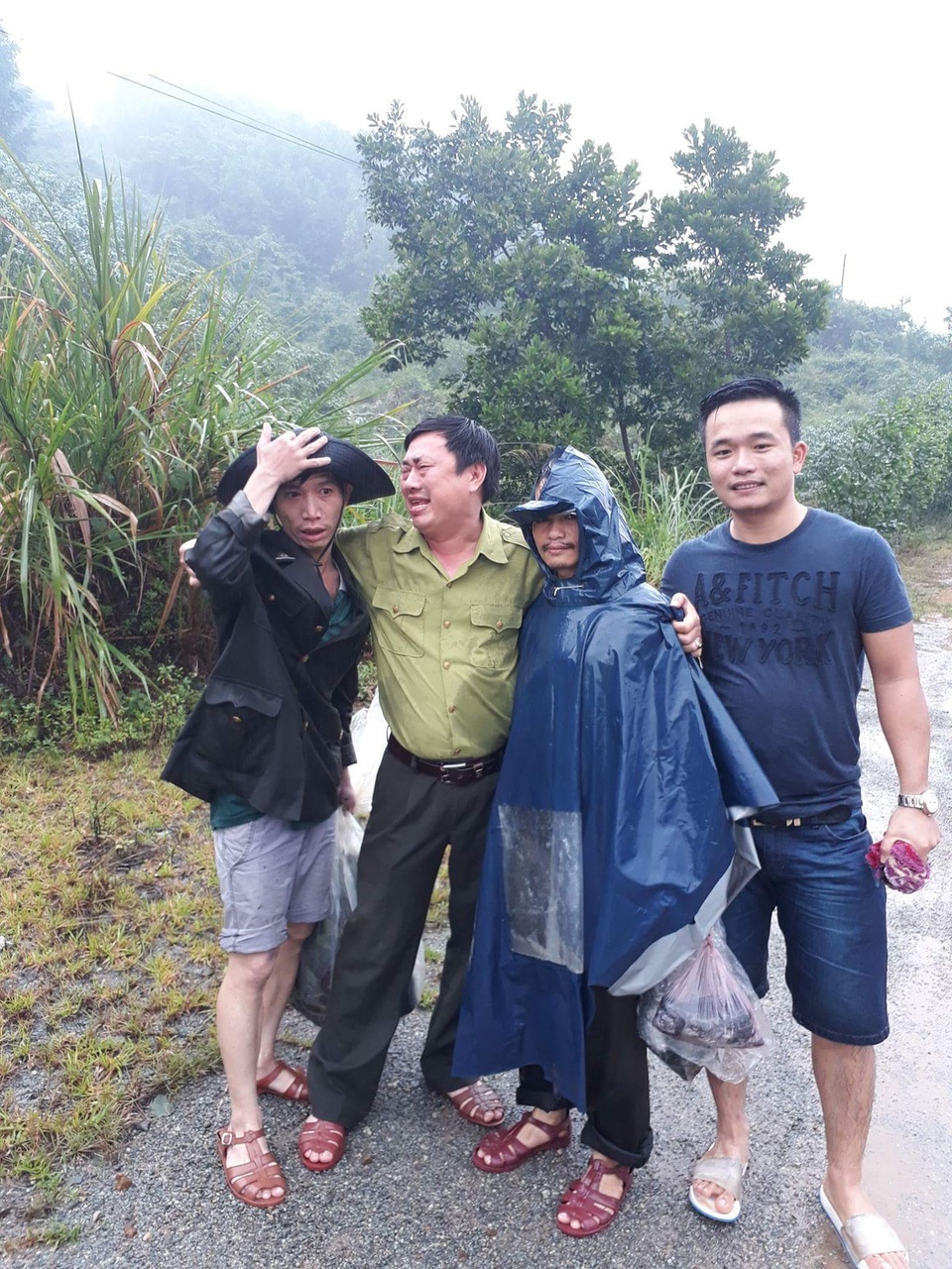 Phó Hạt trưởng khu bảo tồn thoát chết sau 10 ngày kẹt giữa rừng sâu - 4 Ông Lê Ngọc Tuấn, Giám đốc Khu Bảo tồn Sao la (thứ 2 từ trái sang) vui mừng khi gặp lại anh em đồng đội