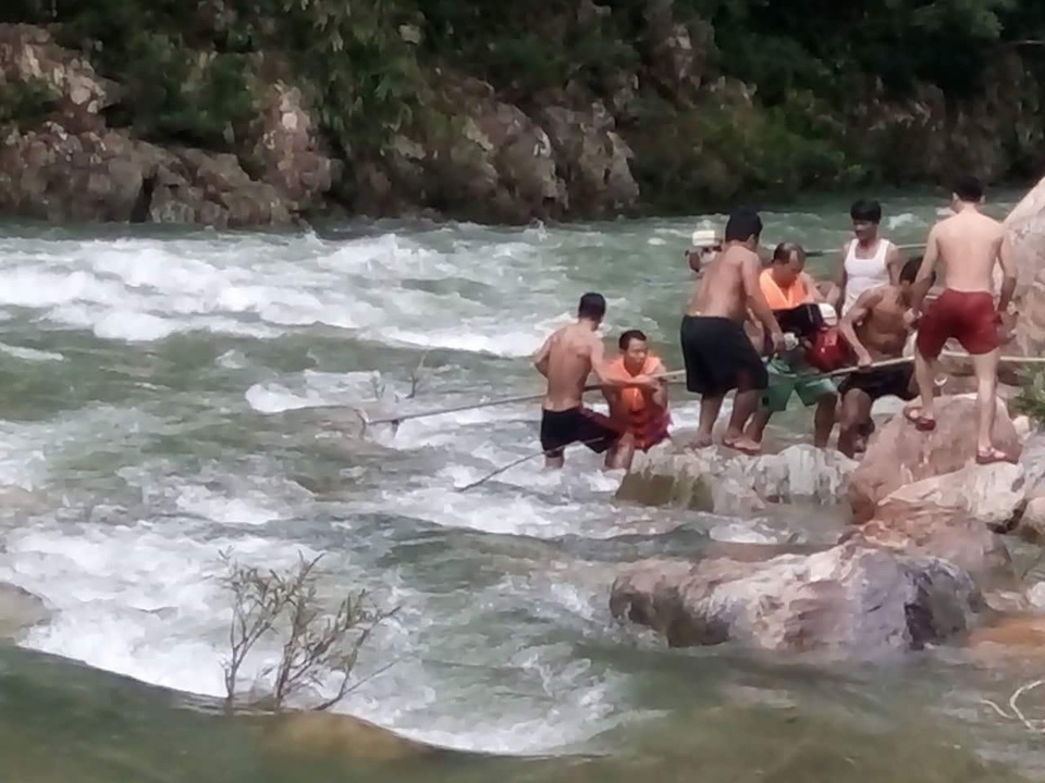 Phó Hạt trưởng khu bảo tồn thoát chết sau 10 ngày kẹt giữa rừng sâu - 3 Mọi người đã vượt qua nhiều ghềnh thác nguy hiểm để về đến đất liền an toàn