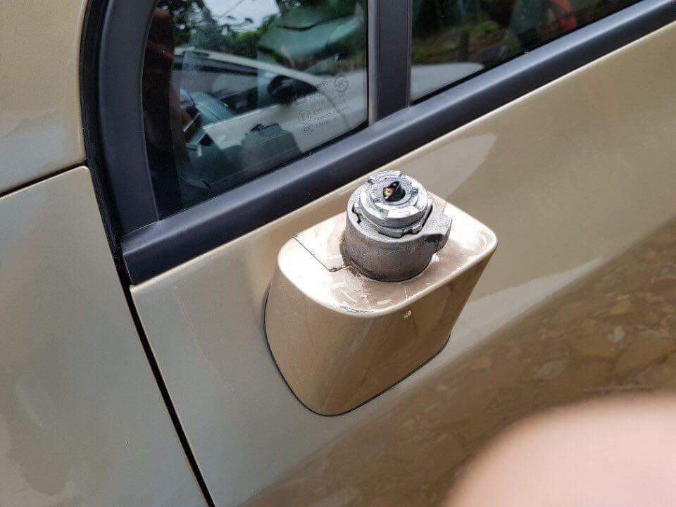 
Kính xe ô tô của một người dân bị đối tượng Hảo bẻ trộm
