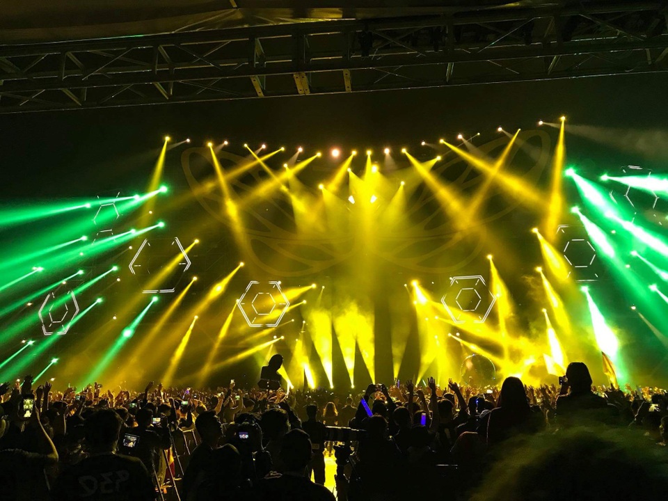 Giới trẻ Hà Thành bùng nổ với âm nhạc Tiesto - 2 Giới trẻ Hà Thành bùng nổ với âm nhạc Tiesto - 2