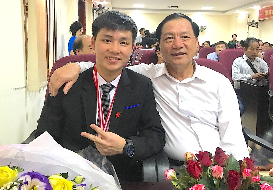 5 gương mặt rạng danh bảng vàng xứ Nghệ - 4 Em Phan Tuấn Linh - HCB Vật lý Quốc tế, Bằng khen Châu Á.