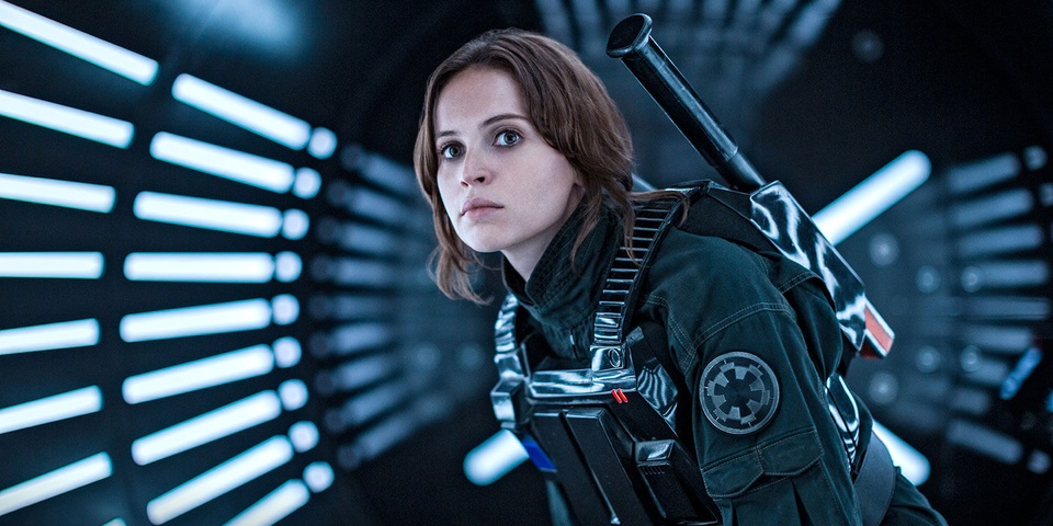 Dấu ấn cuộc lội ngược dòng ngoạn mục của những vai nữ chính - 1 Nữ diễn viên Felicity Jones trong “Rogue One: A Star Wars Story” (Rogue One: Star Wars ngoại truyện), một trong những phim gây tiếng vang lớn, được sản xuất năm 2016, xoay quanh một nhân vật chính là nữ.